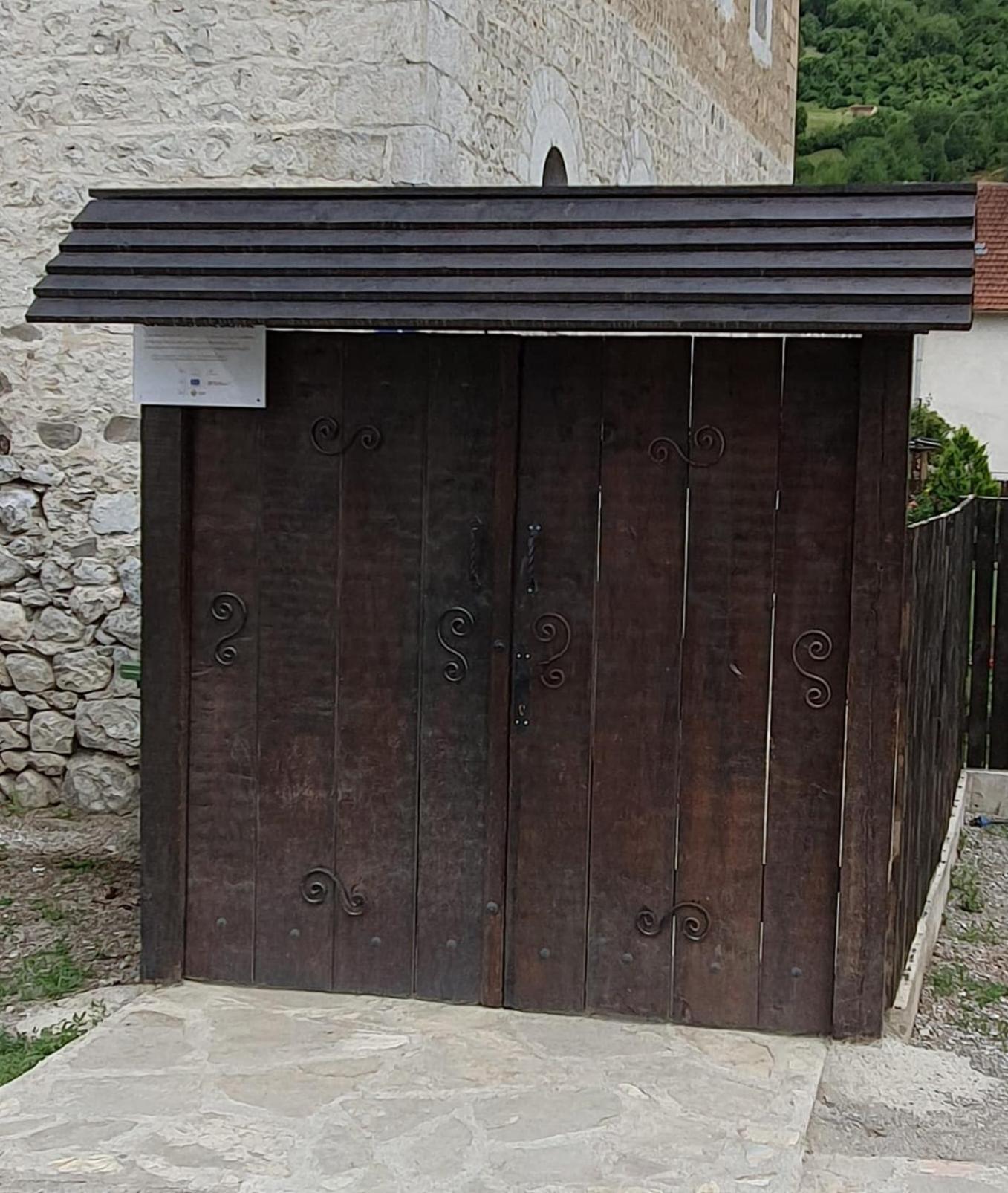 Black Tower Plav Exterior photo